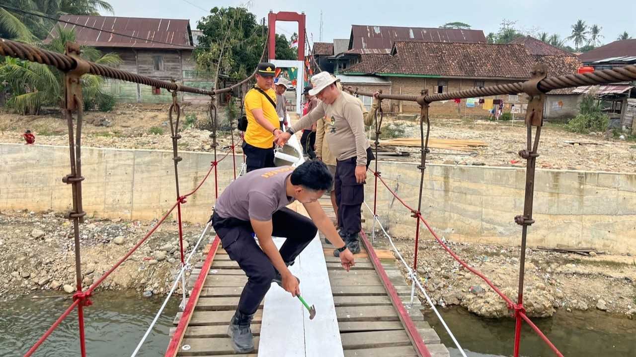 Polres Pesbar dan Warga Gotong Royong Benahi Jembatan Kota Batu–Negeri Ratu