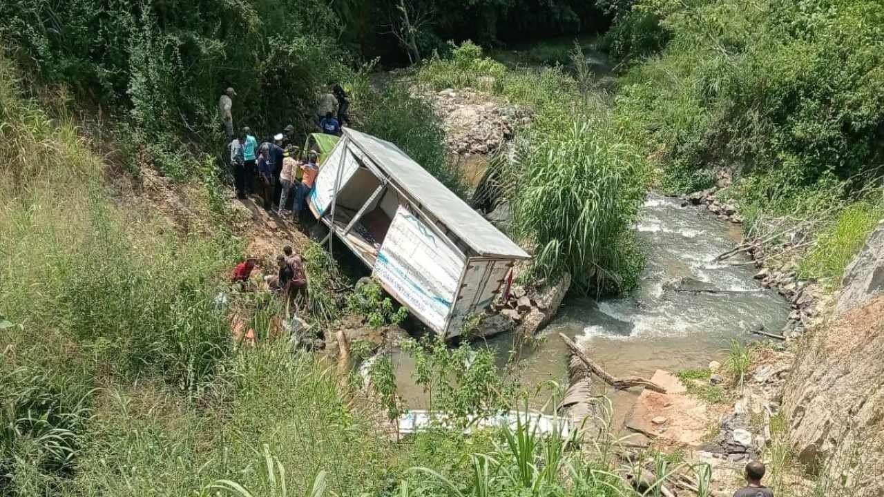 Hendak Parkir, Truk Box Malah Melaju dan Terjun ke Jurang Seranggas, Sopir Luka Berat