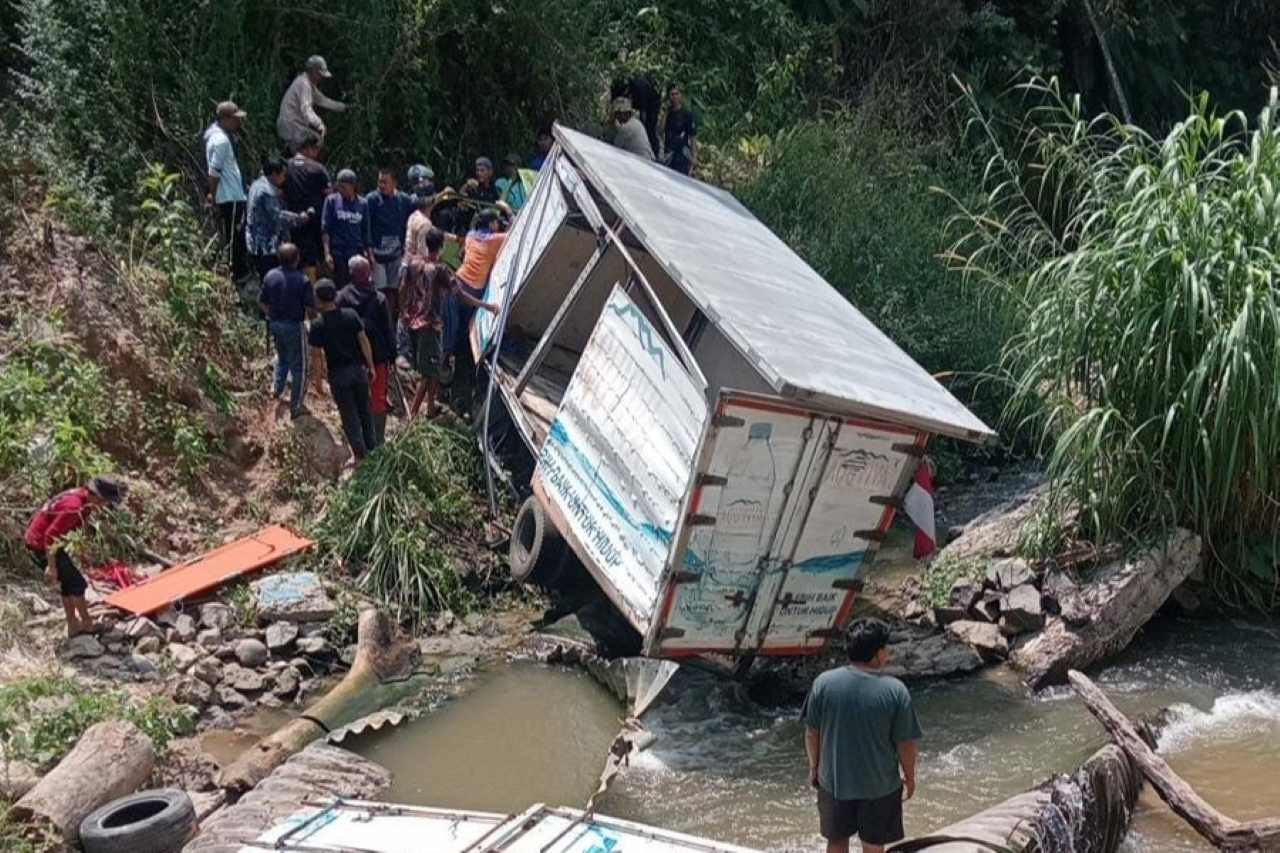 Truk box Dyna terjun ke jurang di turunan Wayrobok, Lingkungan Seranggas, Lampung Barat, Minggu (23/8/2026)