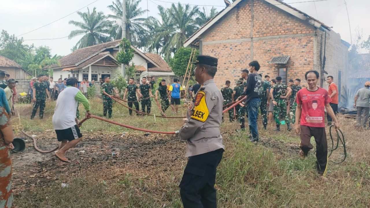 TNI-Polri Bahu-Membahu Padamkan Kebakaran Rumah Warga di Lampung Utara