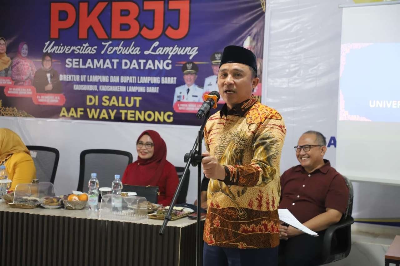 Pemkab Lampung Barat Beri Beasiswa UT kepada 60 Mahasiswa untuk Tingkatkan Kualitas SDM
