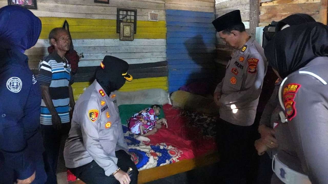 Kapolres Lampung Utara Salurkan Bantuan Infaq Jumat Berbagi kepada Warga Kelapa Tujuh