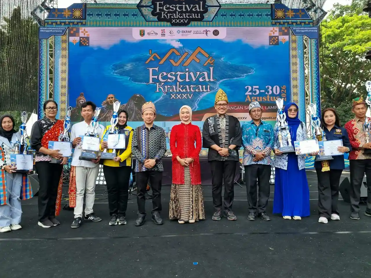Tampil Memukau, Lampung Barat Sabet Juara Terkreatif di Tapis Karnaval 2026