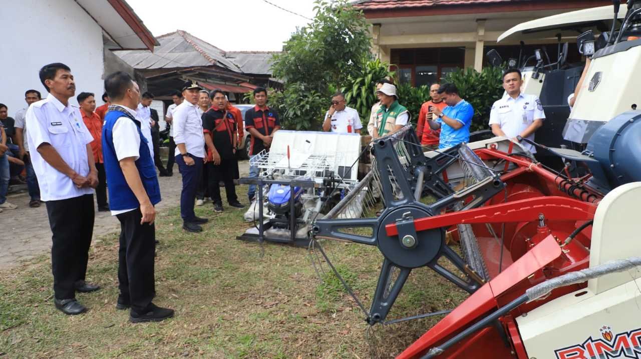 14 Alsintan Diserahkan, Bupati Parosil: Jangan Jadi Pajangan