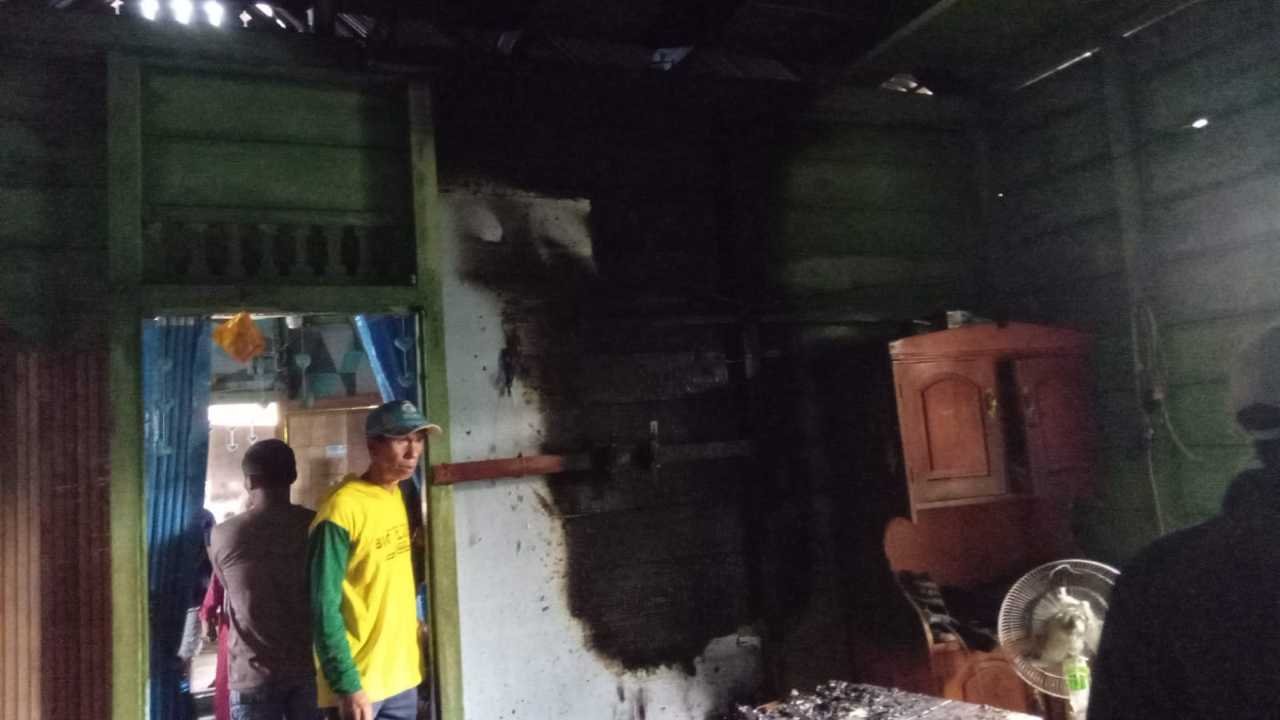 Korsleting Colokan TV Picu Kebakaran, Rumah Panggung di Wates Nyaris Ludes