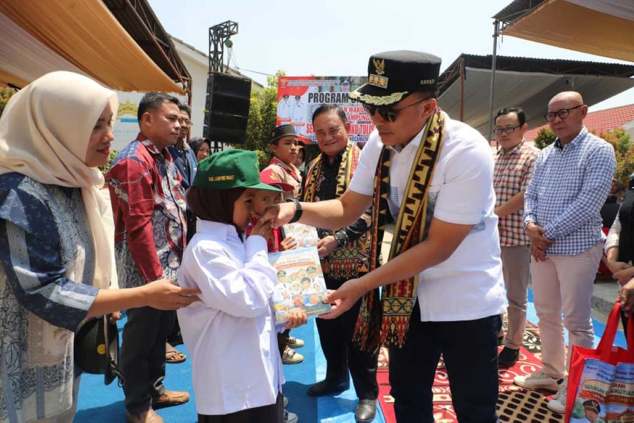 Pemkab Lambar Bangun Kesetaraan Pendidikan Lewat Seragam Gratis