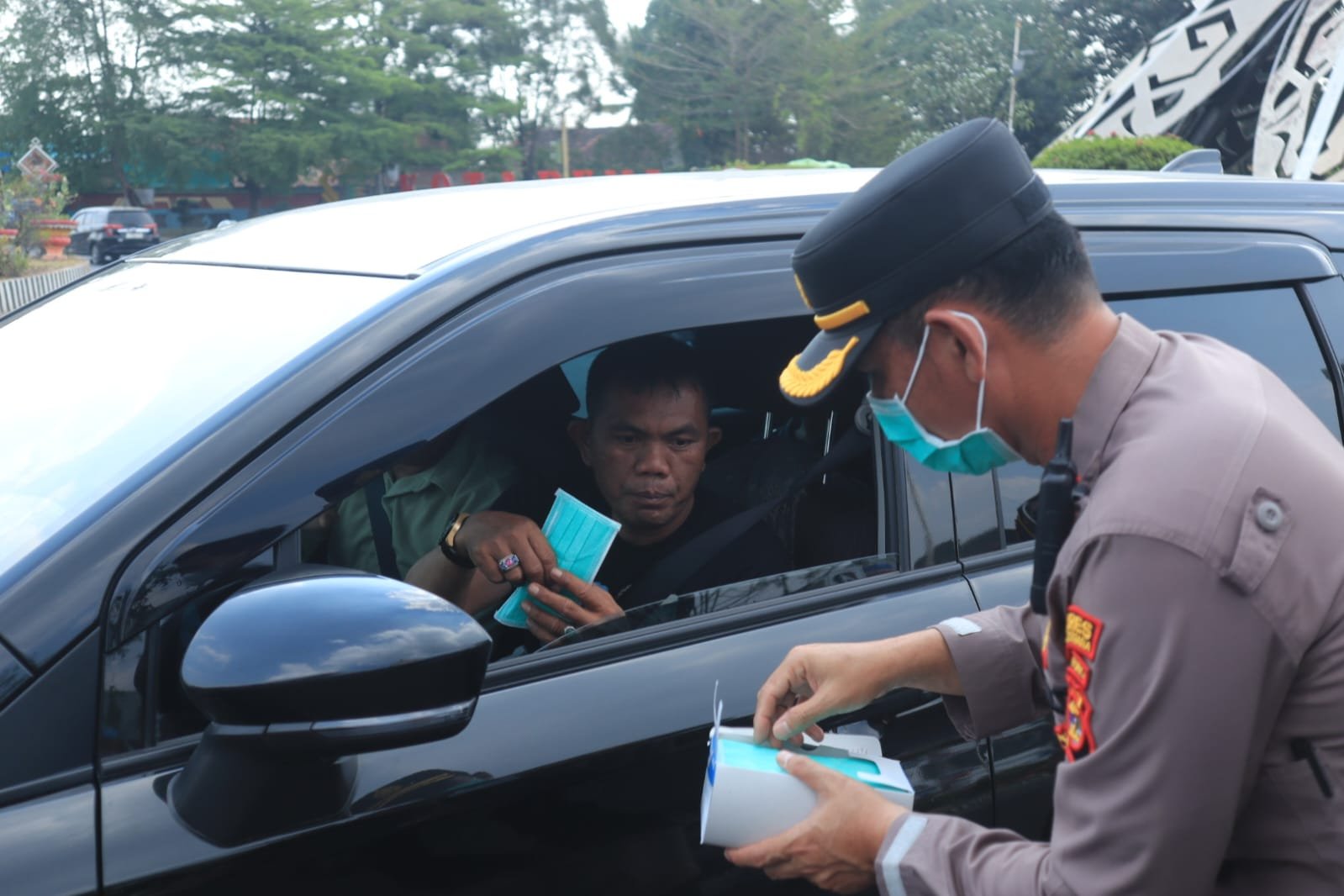 Abu Vulkanik Gunung Anak Krakatau Mengancam, Polres Lampung Utara Bagikan Masker