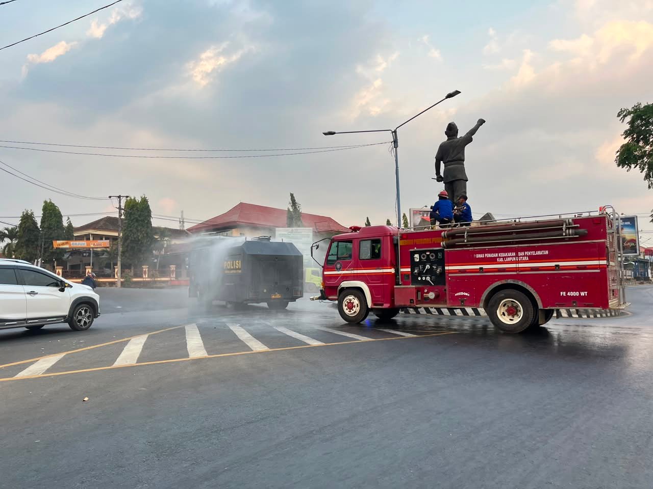 Polres Lampung Utara bersama Dinas Pemadam Kebakaran melakukan penyiraman sejumlah jalan protokol di Kotabumi untuk mengurangi debu vulkanik dan mengantisipasi risiko kecelakaan.
