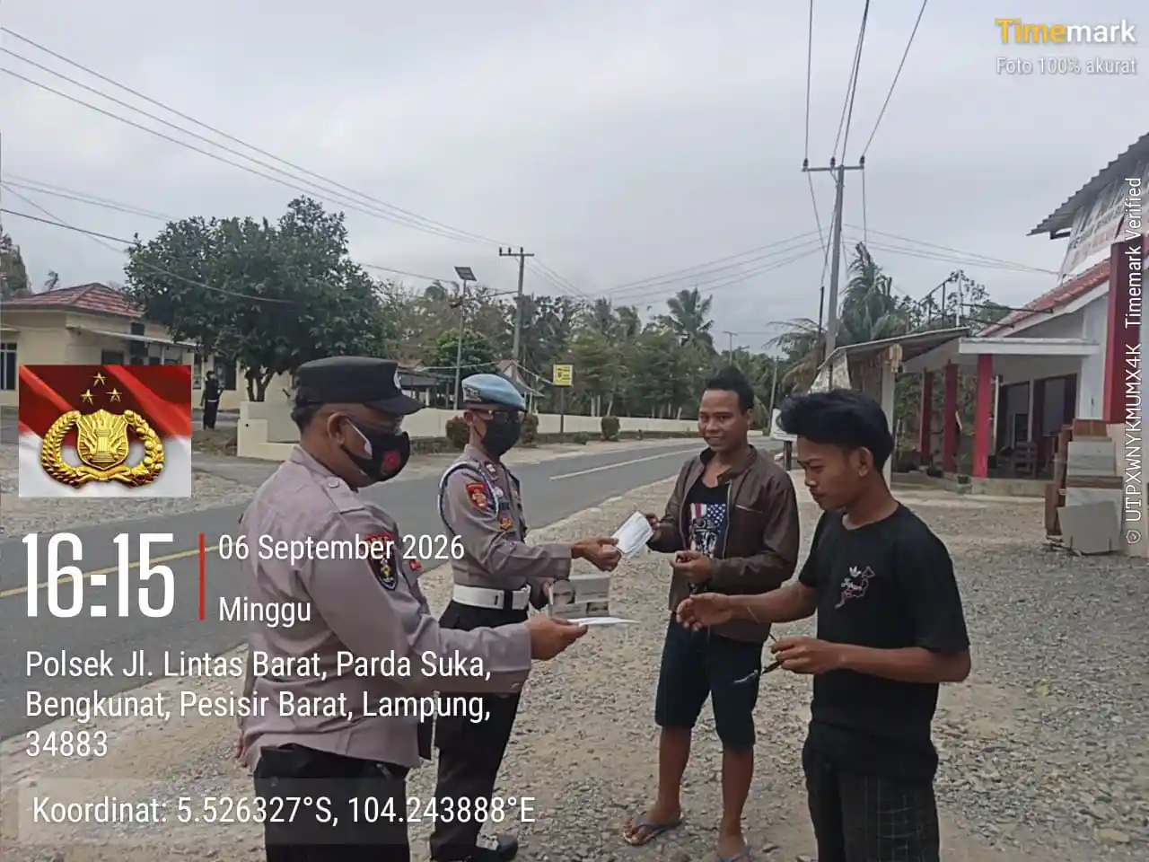 Polsek Ngaras Bagikan 100 Masker, Warga Diminta Waspadai Paparan Abu Vulkanik