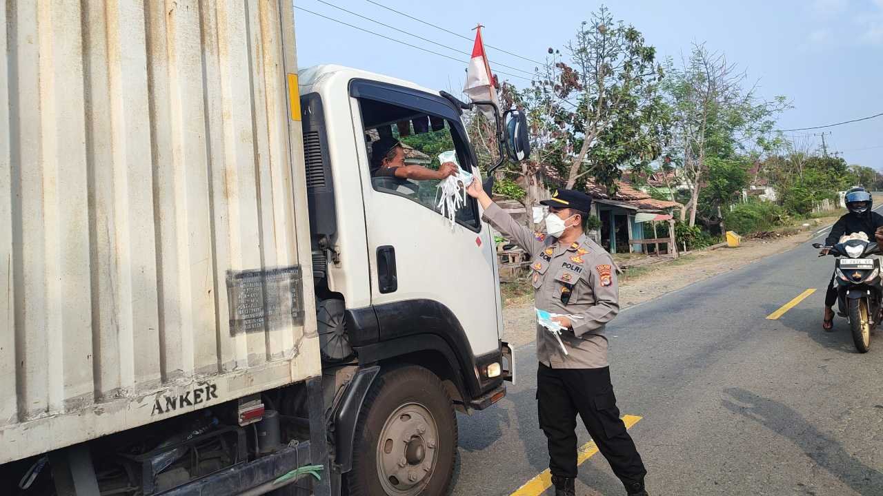 Polsek Ngaras Bagikan 500 Masker untuk Cegah Paparan Abu Vulkanik