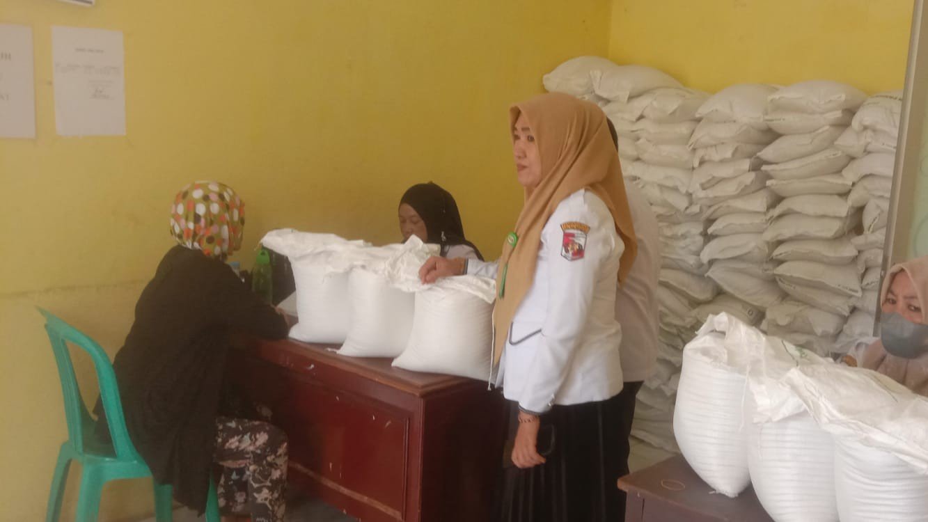 Kelurahan Tanjung Harapan Salurkan Bantuan Pangan untuk 813 KPM