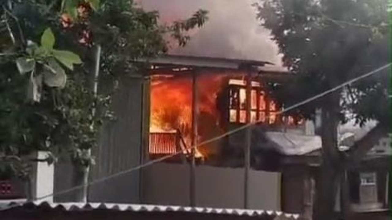 Satu Rumah Panggung Terbakar di Lumbokseminung, Api Berhasil Dipadamkan