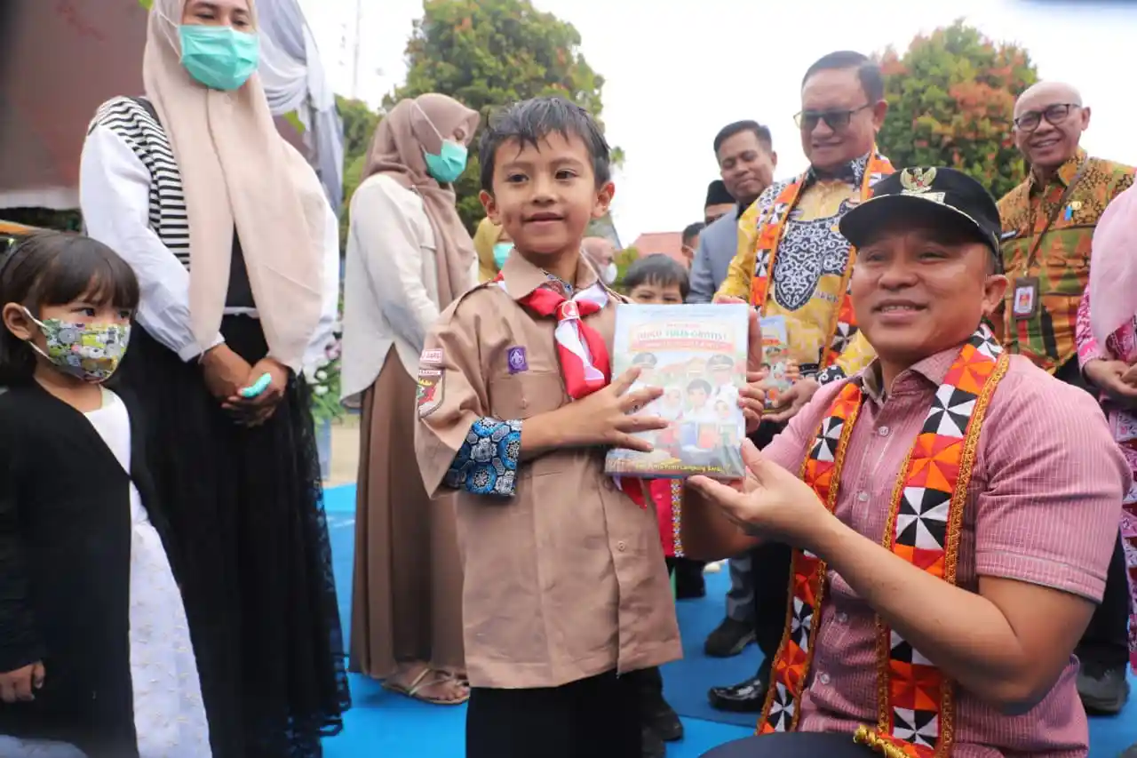 766 Seragam Gratis Dibagikan di Sekincau, Parosil: Hapus Jurang Kaya dan Miskin