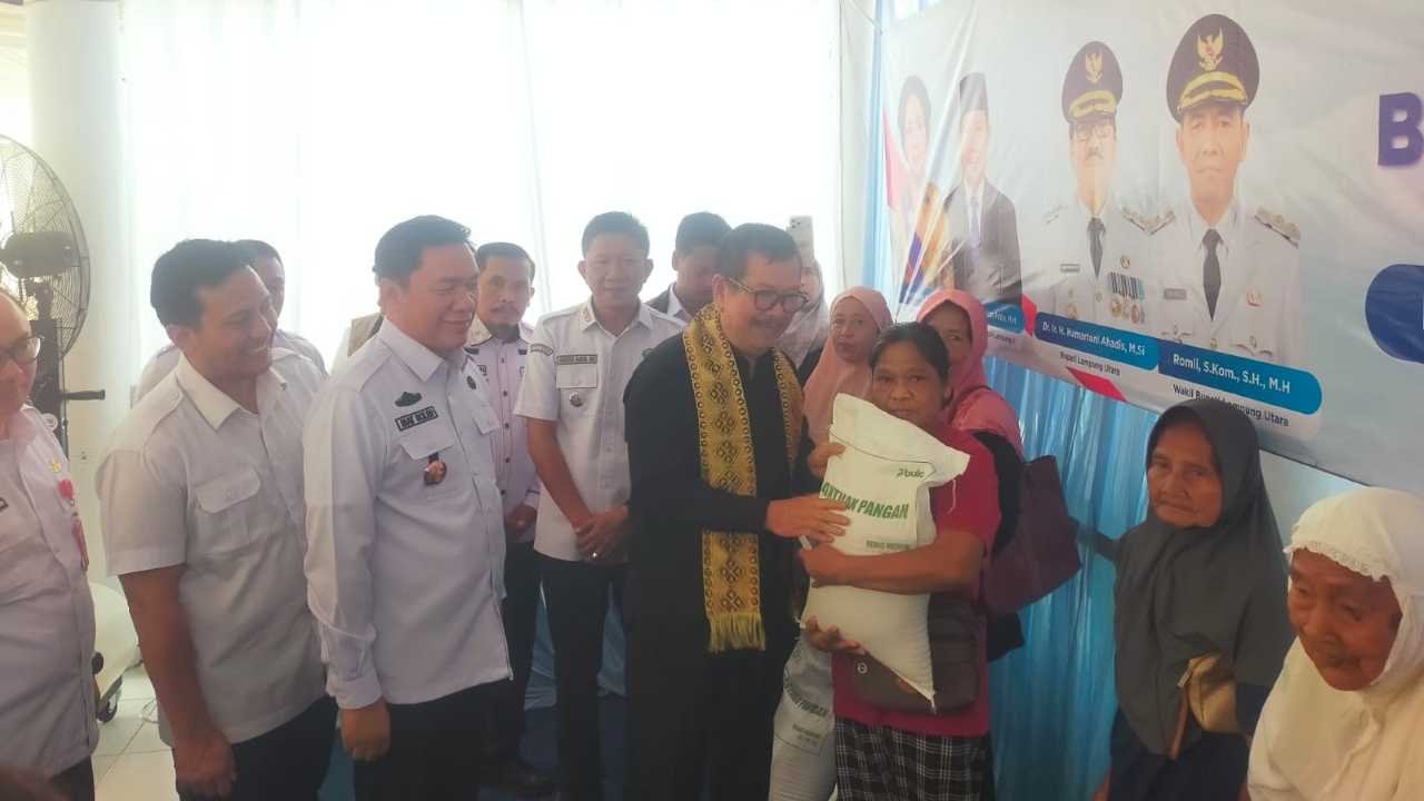 Serahkan Bantuan Pangan di Abung Selatan, Irham Jafar Minta Warga Laporkan Jika Ada Pungutan