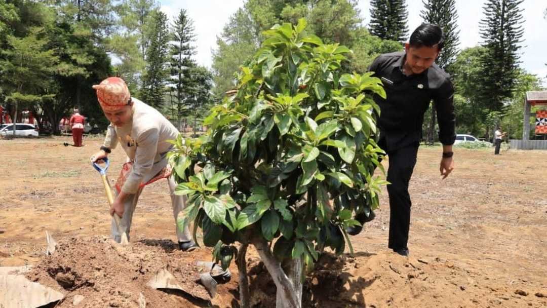 HUT ke-35 Lampung Barat, Parosil Tanam Pohon: 'Konservasi Bukan Jargon, Ini Kebutuhan Hidup'