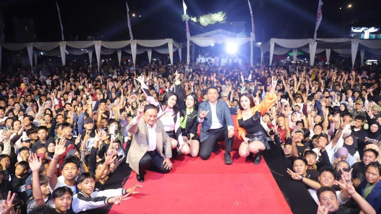 Panggung Rakyat di Puncak HUT Lambar ke-35, Aura Tiga Bikin Liwa Bergoyang