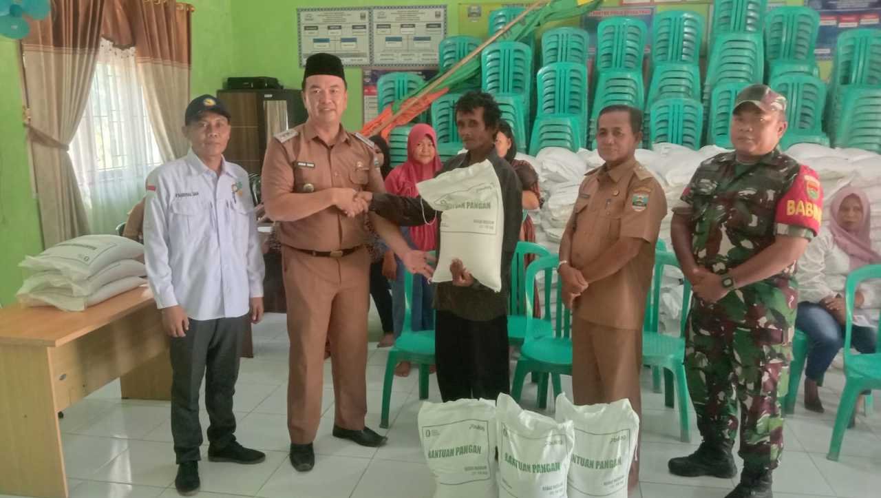 Camat Krui Selatan Akhmad Firsada Indah saat menyalurkan bantuan pangan beras di Pekon Pemerihan, secara simbolis, Senin (28/9/2026).