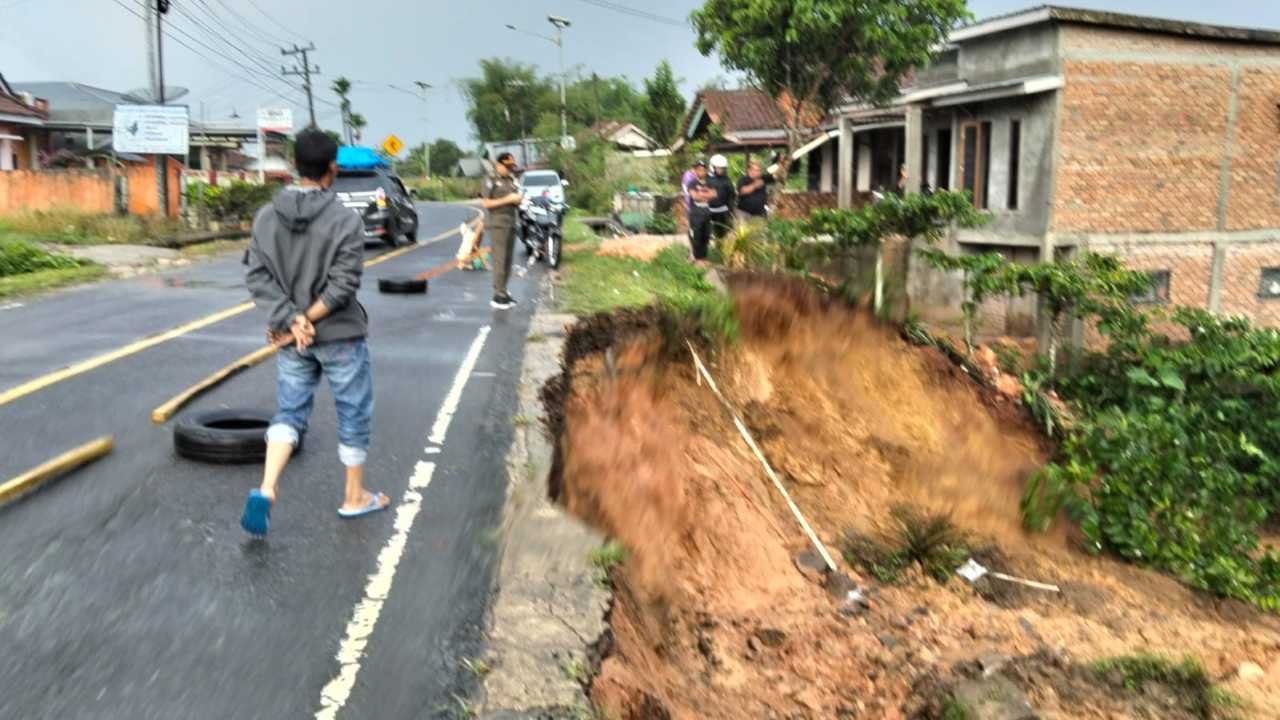 Longsor Terjang Jalan Nasional Sekincau, Separuh Badan Jalan Tak Bisa Dilalui