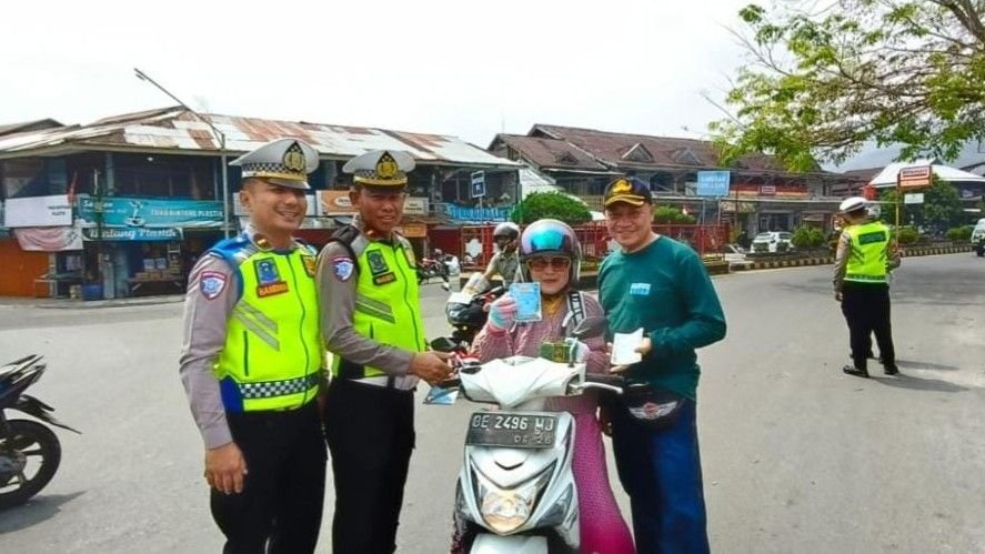 Jumat Berkah Samsat Liwa, Bagikan Bantuan Sambil Sosialisasikan Keringanan PKB
