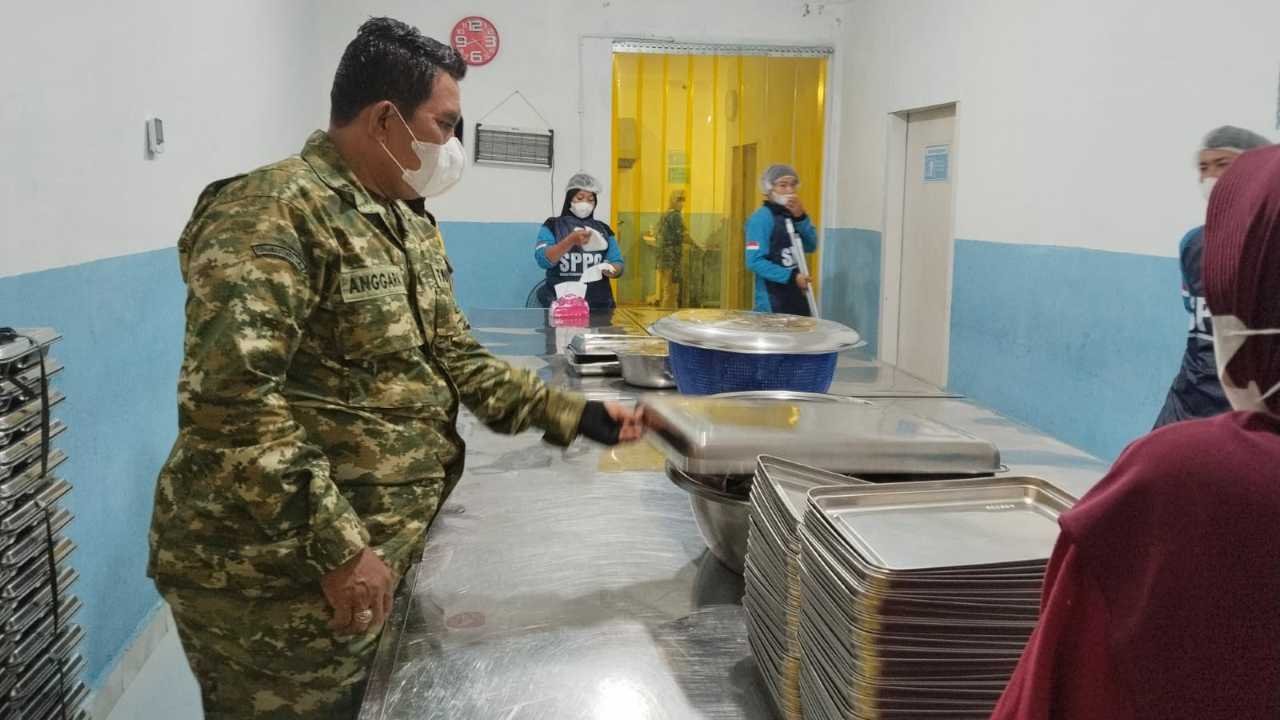 Pastikan Makanan Aman, Babinsa Kotabumi Periksa Dapur MBG untuk 2.284 Penerima