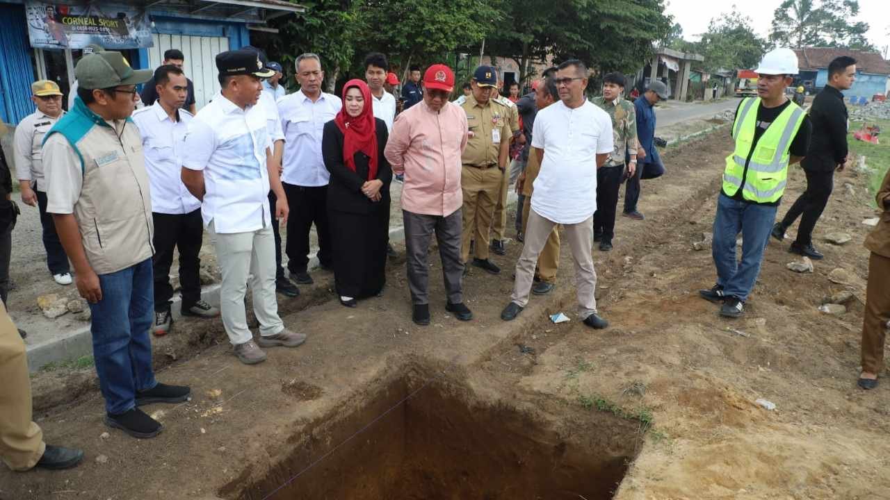 Tinjau Program Kotaku Pajar Bulan, Parosil Soroti Saluran Pembuangan Air
