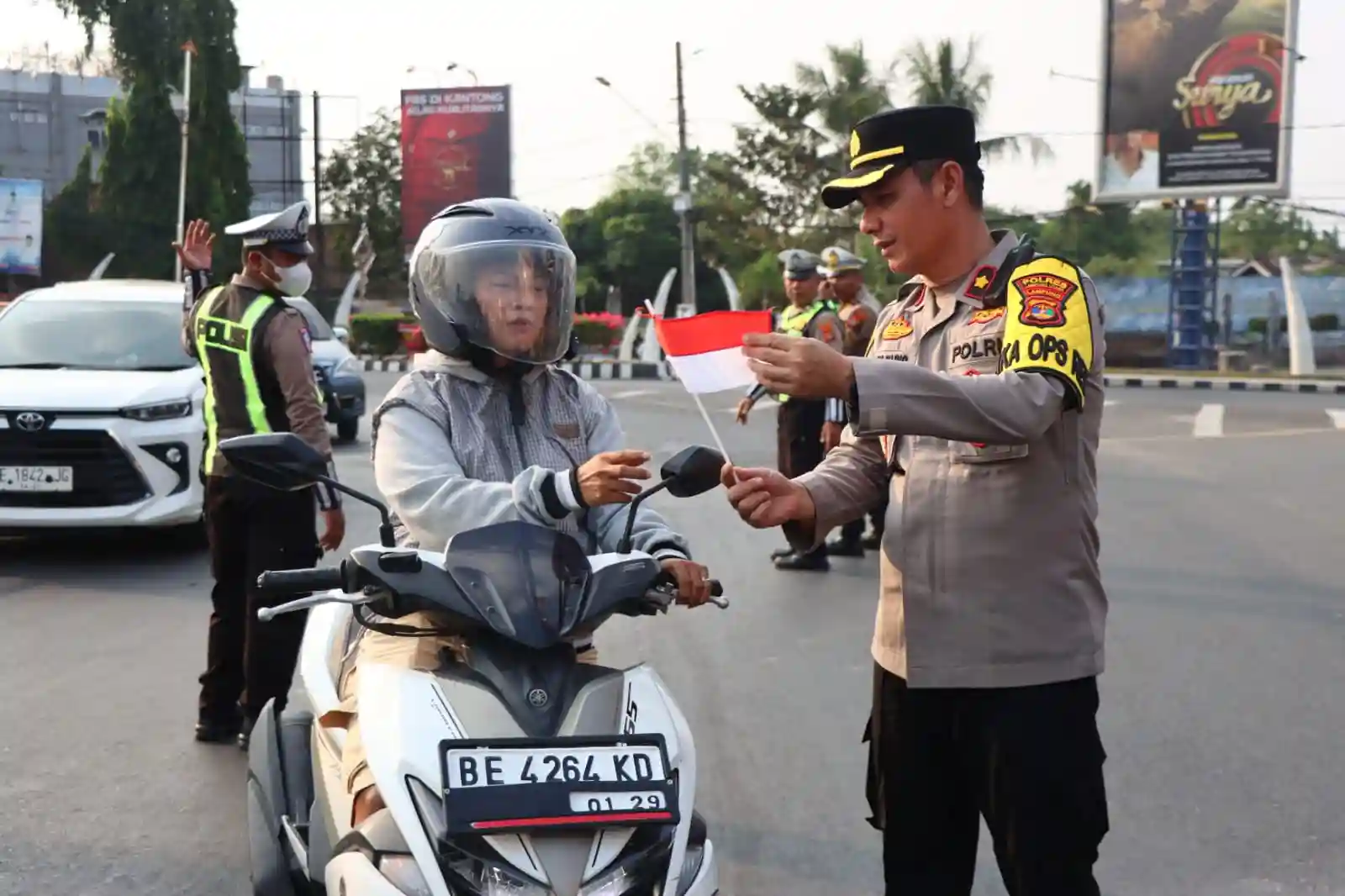 Sambut HUT ke-81 RI, Polres Lampung Utara Bagikan Bendera Merah Putih ke Pengguna Jalan