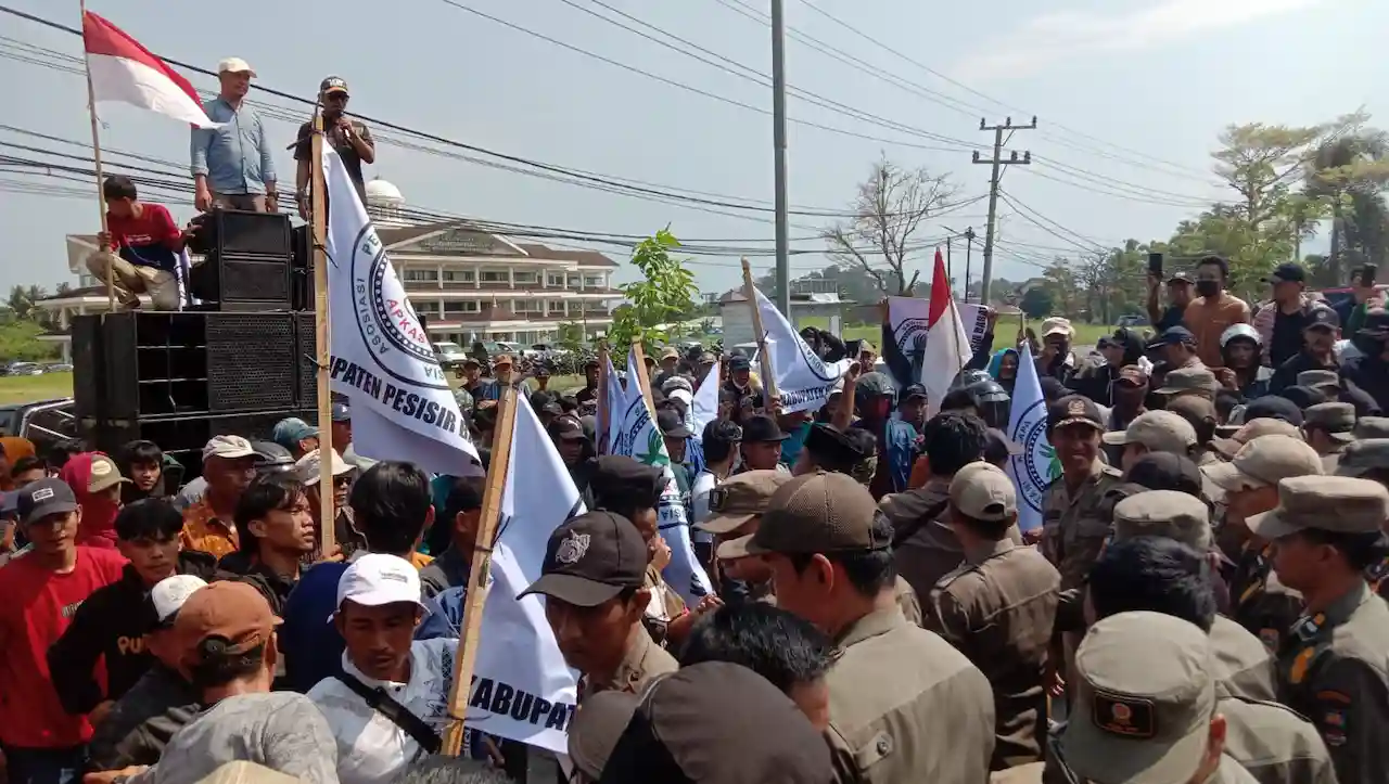 Aksi Petani Sawit di Pesisir Barat Memanas, Sempat Terjadi Dorong-Dorongan dengan Satpol PP
