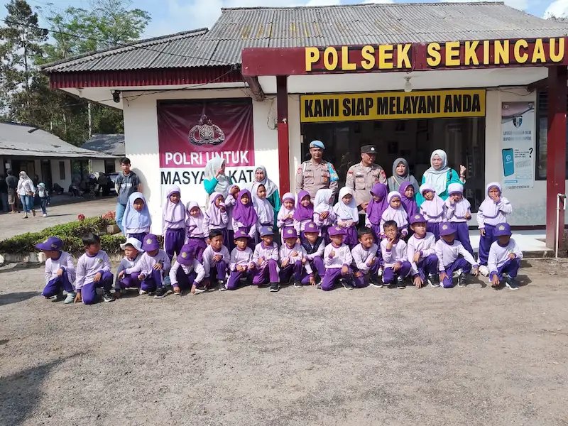 Belajar Sambil Bermain, Siswa RA Kunjungi Polsek Sekincau Kenali Rambu Lalu Lintas