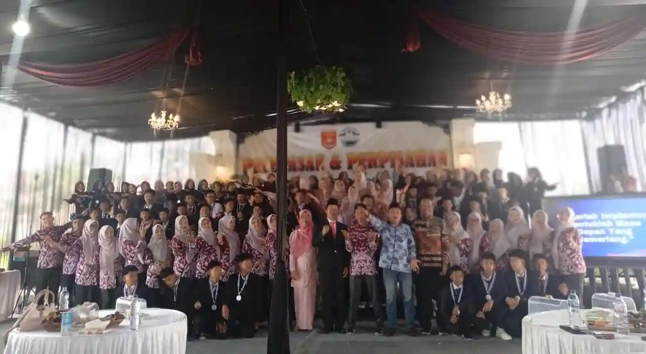 Haru dan Bangga Warnai Pelepasan 79 Siswa Angkatan XVI SMP Negeri 4 Liwa