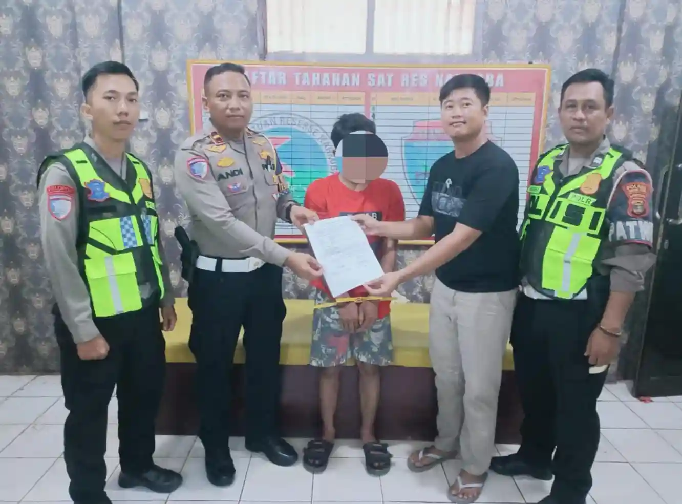 Pengendara Tanpa Helm di Kotabumi Ternyata Bawa Sabu dan Sajam