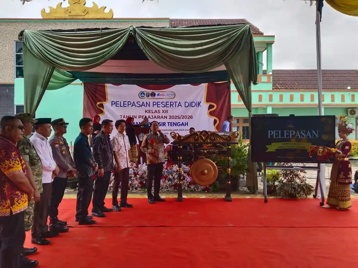 385 Siswa SMAN 1 Pesisir Tengah Dilepas, 119 Lolos PTN