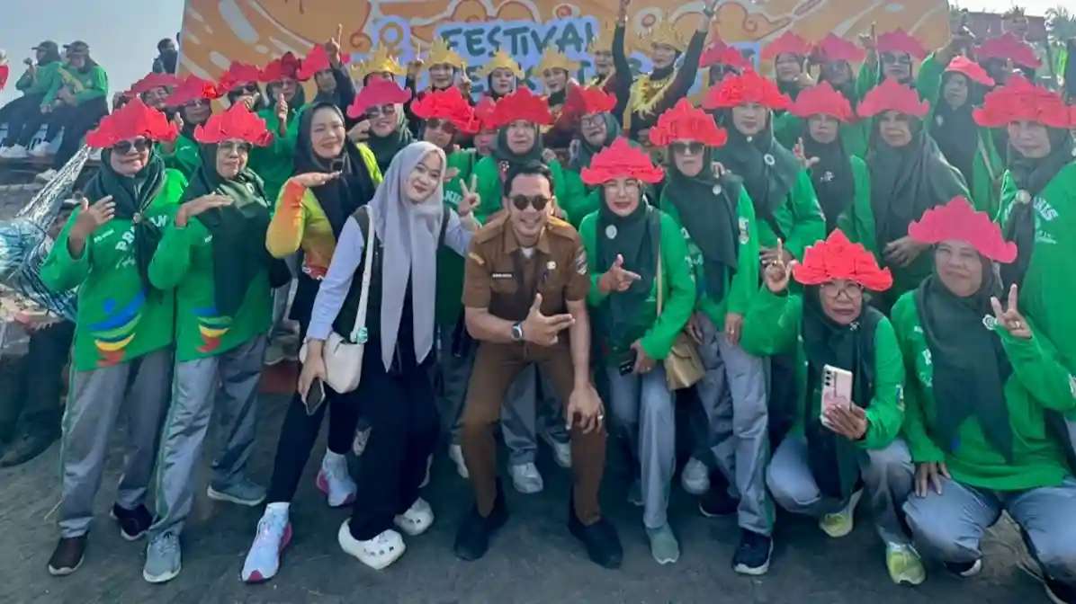 Puskesmas Krui Selatan juara lomba senam krui bebakhong.