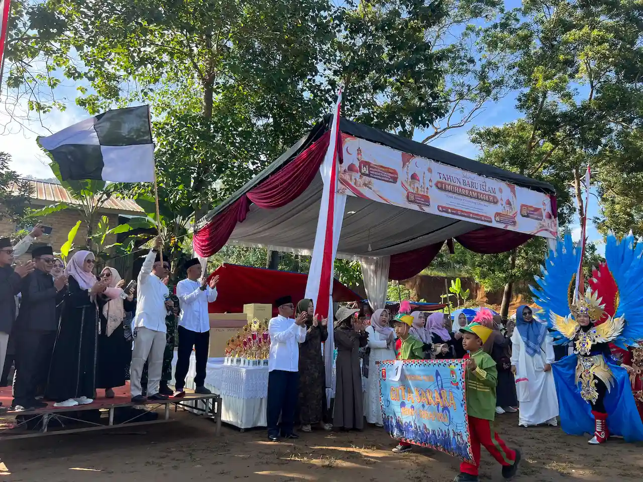 Ribuan Warga Meriahkan Pawai Taaruf 1 Muharram 1448 H di Sumberjaya