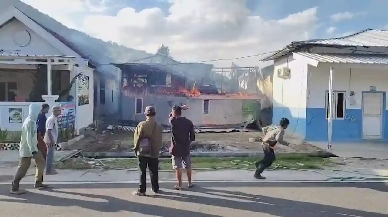 Diduga Korsleting, Rumah Kosong di Teba Pering Raya Ludes Terbakar