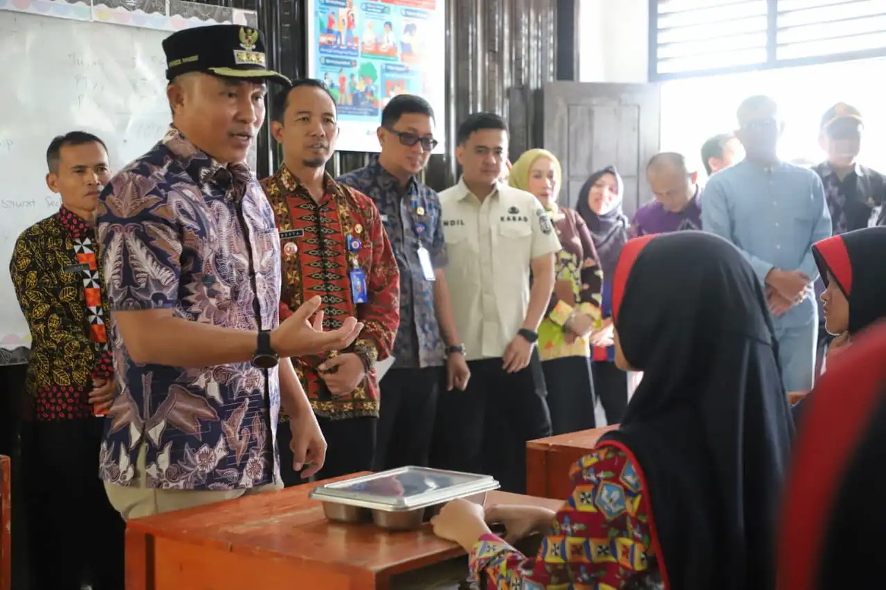 Bupati Parosil Cek Langsung Program MBG, Minta Siswa Aktif Usulkan Menu Favorit