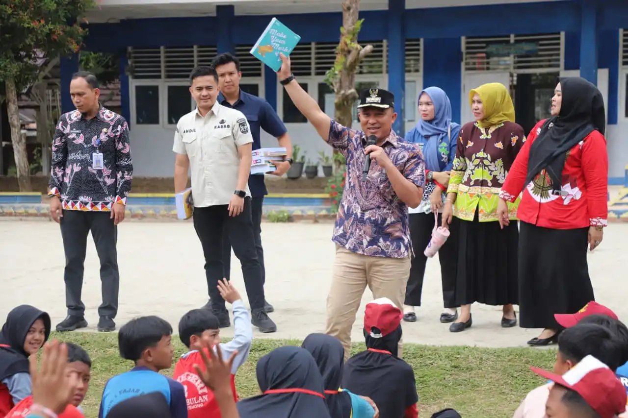 Bupati Parosil Semangati Siswa Baru SMPN 1 Waytenong, Ajak Berani Raih Cita-cita