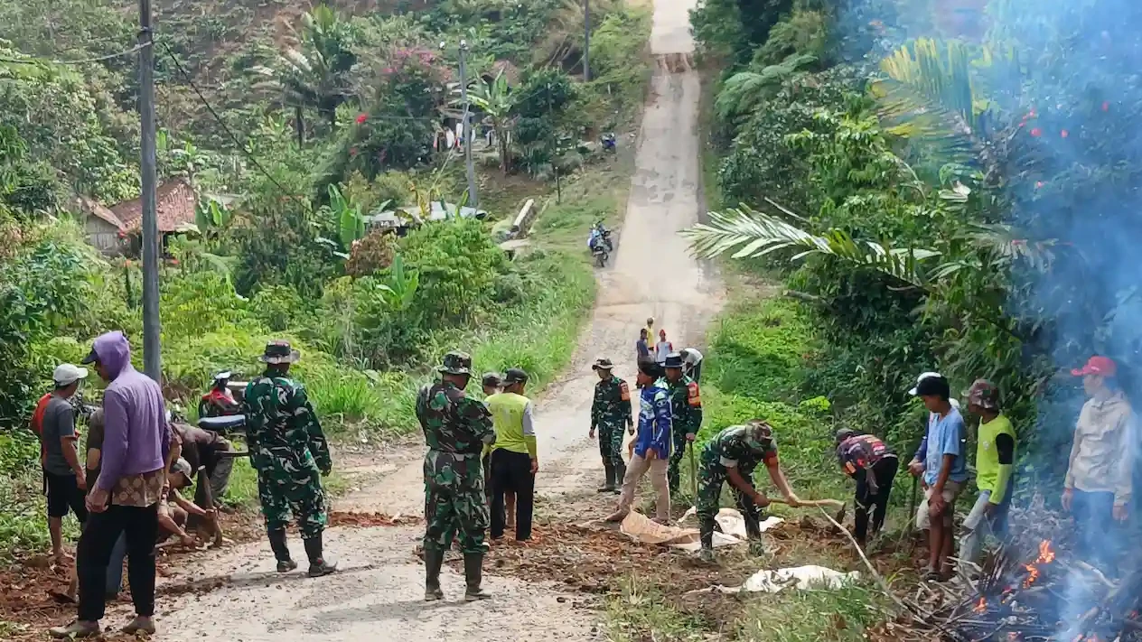 Camat Sekincau dan TNI Gotong Royong Perbaiki Jalan Sambut HUT Perdana Kodam XXI/Raden Intan