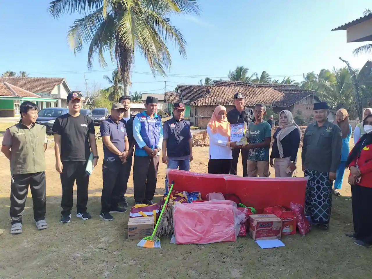 Pemkab Pesisir Barat Salurkan Bantuan Logistik untuk Korban Kebakaran di Ngaras