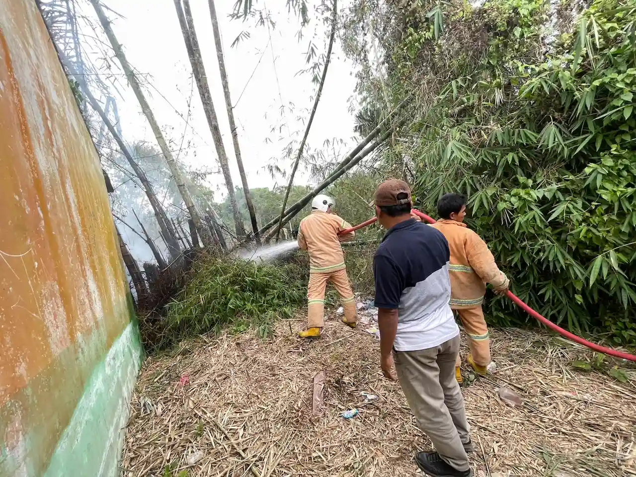 Usai Tangani Kebakaran Rumah, Damkar Balik Bukit Kembali Jinakkan Api di Belakang SMAN 2 Liwa