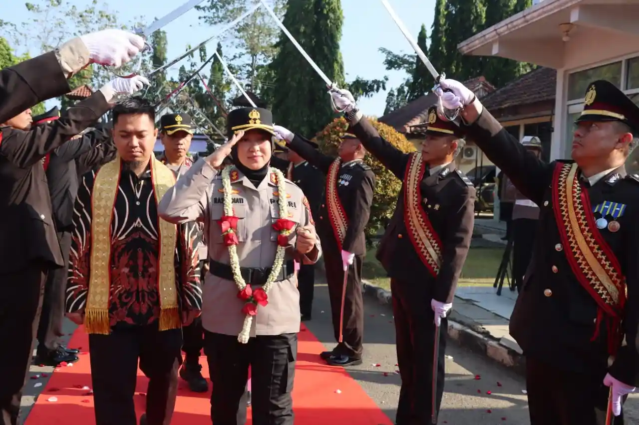 Tradisi Pedang Pora Sambut AKBP Raswidiati Anggraini sebagai Kapolres Lampung Utara