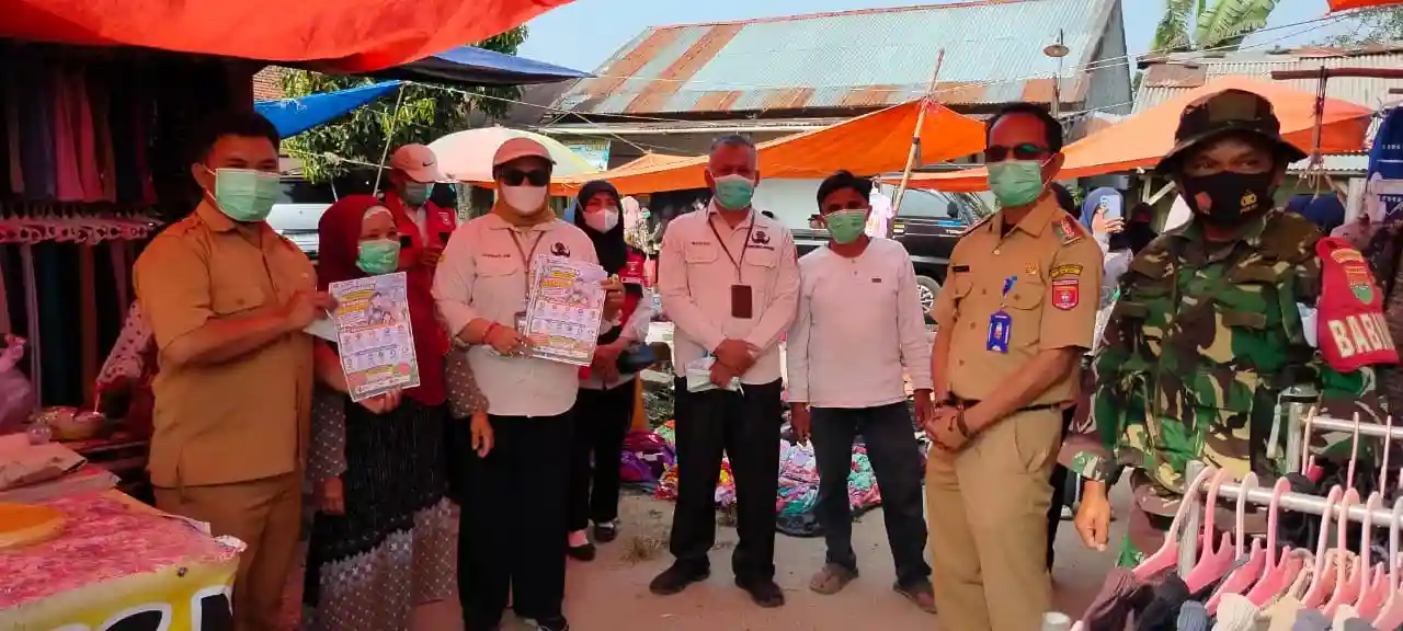 Uspika Sekincau Bagikan Masker Gratis, Warga Diimbau Waspadai Gangguan Kesehatan