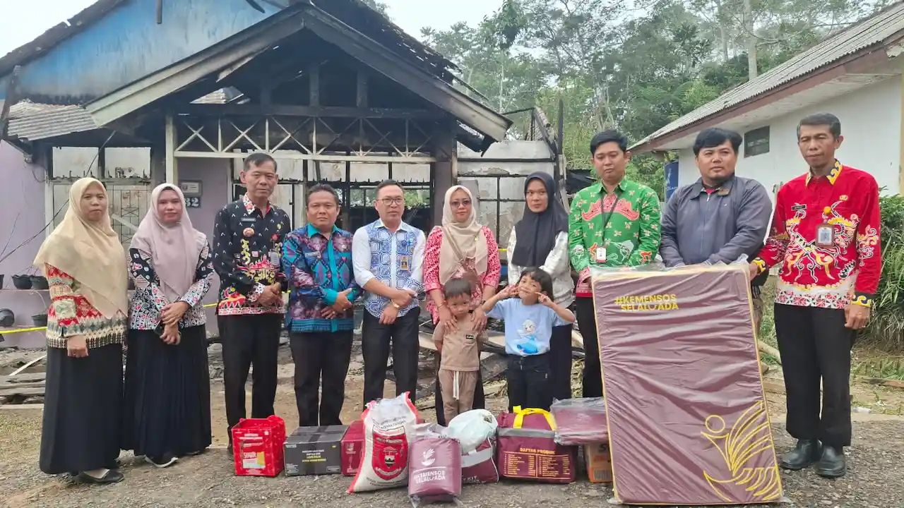 Dinsos Lampung Barat Gerak Cepat Salurkan Bantuan untuk Korban Kebakaran