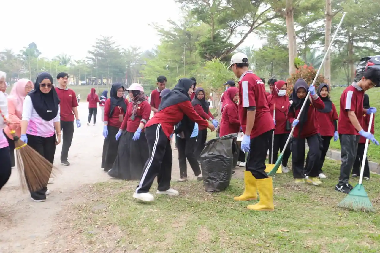 Jelang Pengajian Akbar HUT ke-35, Pemkab Lampung Barat Bersihkan Islamic Center