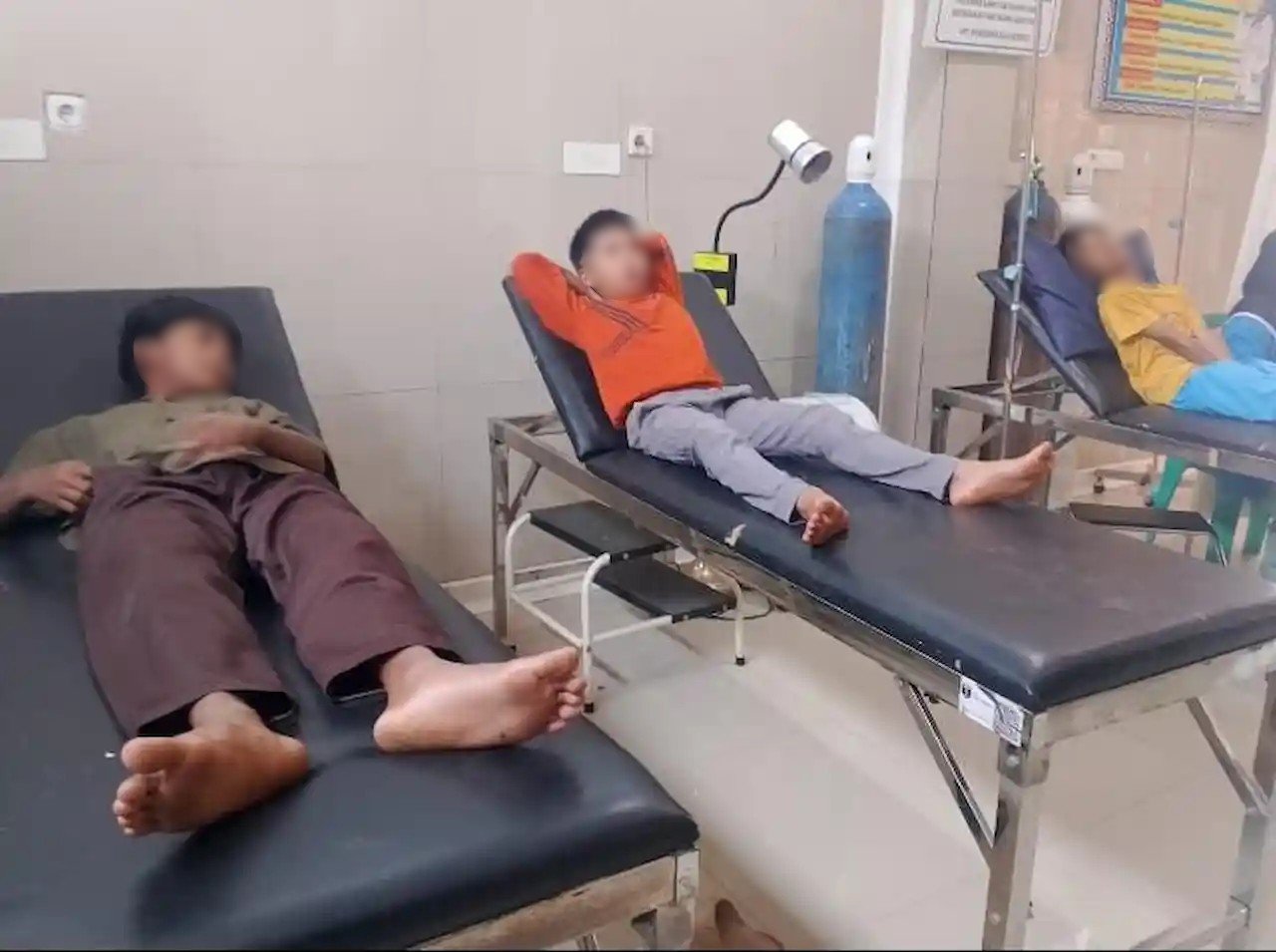 Sejumlah siswa mengalami diare menjalani penanganan medis di Puskesmas Batuketulis