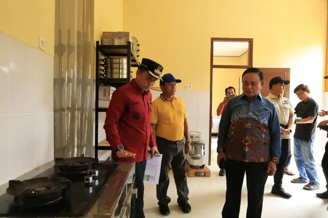 Bupati Lampung Barat Parosil Mabsus bersama Wakil Bupati Mad Hasnurin dan jajaran meninjau sejumlah aset Pemkab di Kawasan Wisata Lumbok Seminung, Jumat (25/9/2026), sebagai tindak lanjut kerja sama pengelolaan dengan PT Eljohn.