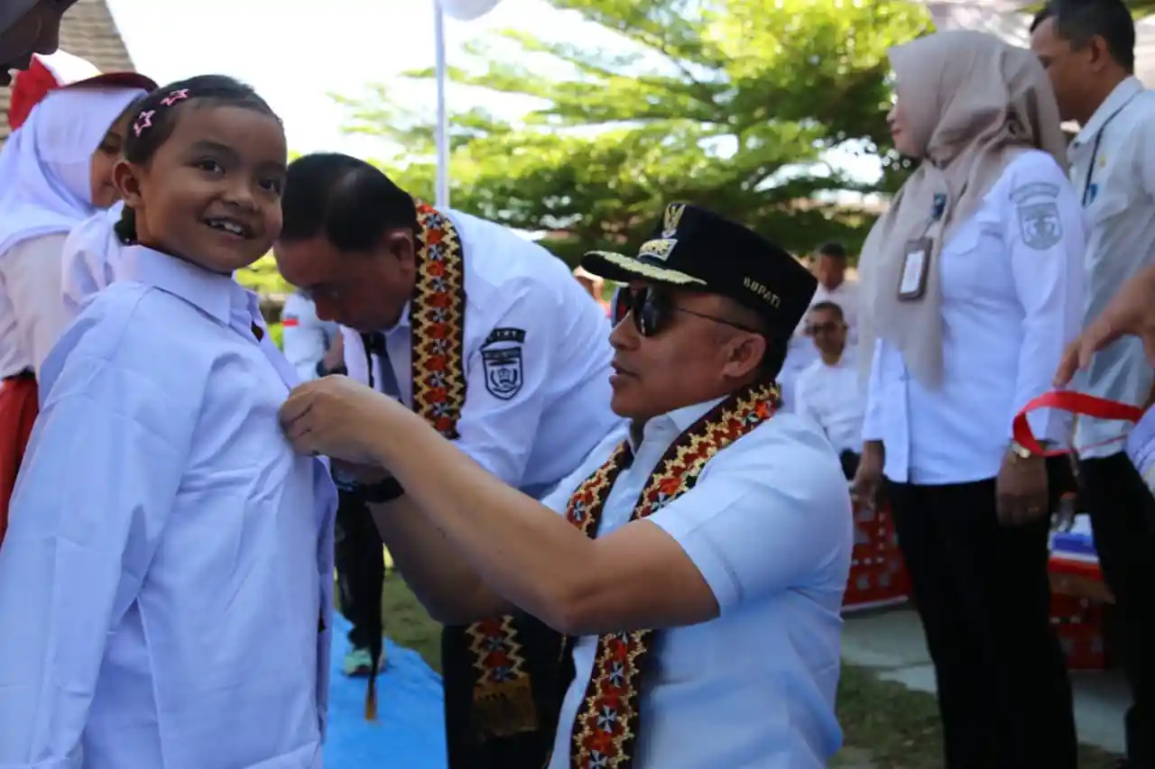 Bupati dan Wabub Lambar Parosil Mabsus dan Drs Mad Hasnurin bagikan seragam gratis sekolah di Kecamatan Airhitam dan Gedungdurian.