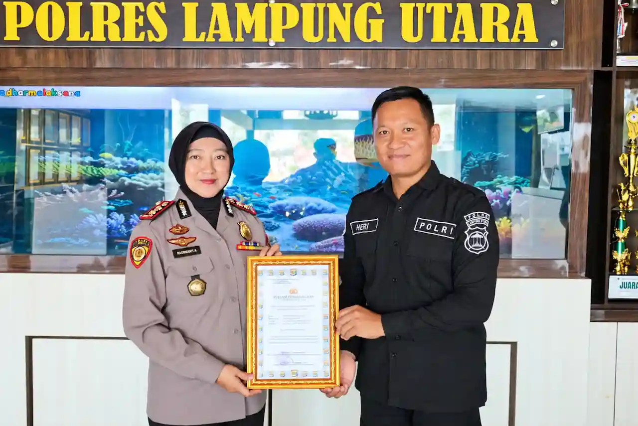 Amankan Pelaku Pencurian di Alfamart, Aipda Heriyanto Terima Penghargaan Kapolres Lampung Utara