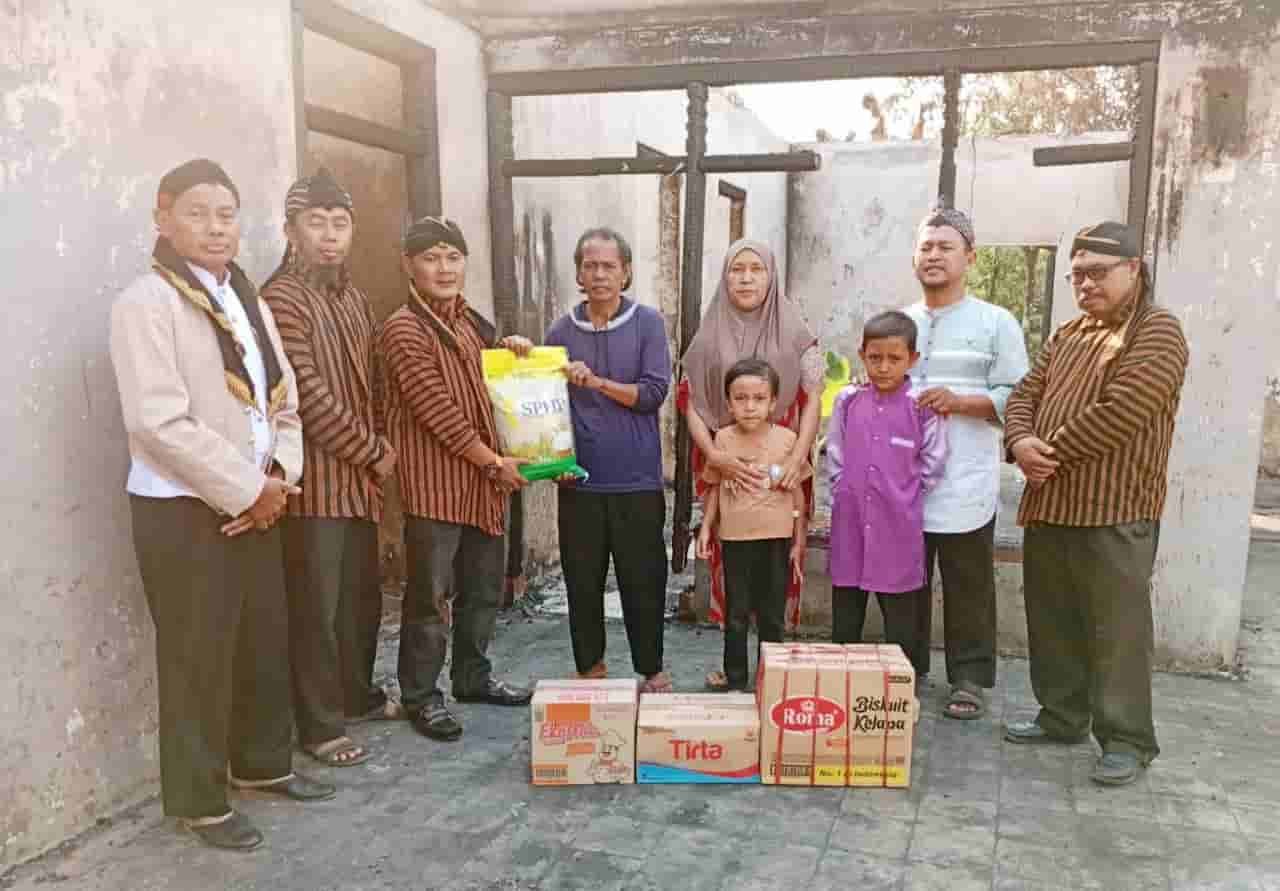 Pujakesuma Lampung Barat Ulurkan Bantuan untuk Korban Kebakaran di Sumberjaya