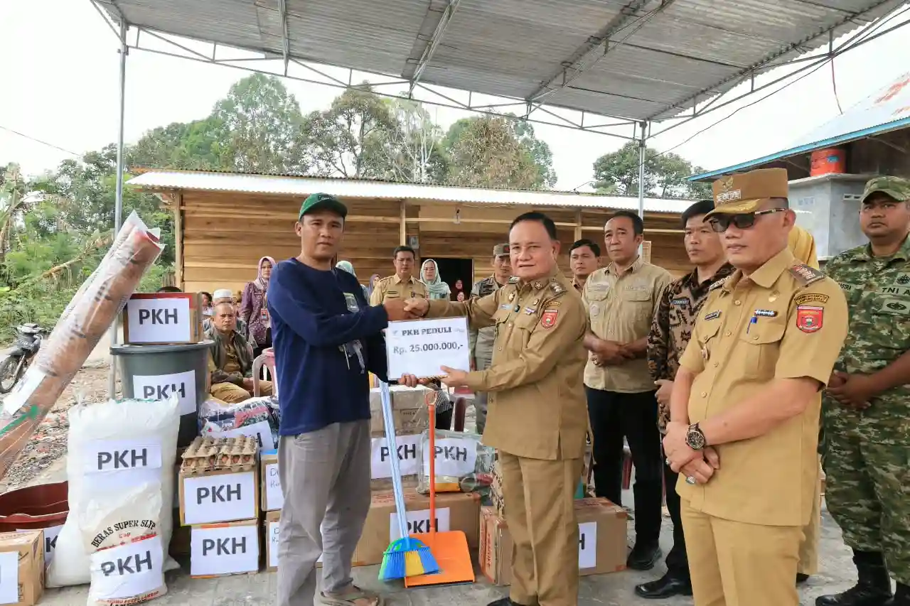 Wabup Lampung Barat Serahkan Sembako-Uang Tunai Hasil Donasi SDM PKH Peduli