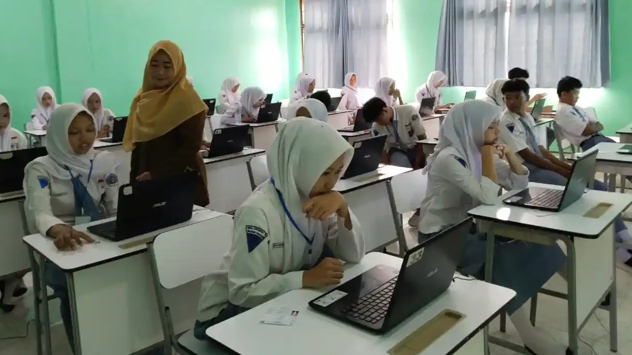 Hari Kedua Lancar, 335 Siswa SMAN 1 Pesisir Tengah Ikuti TKA